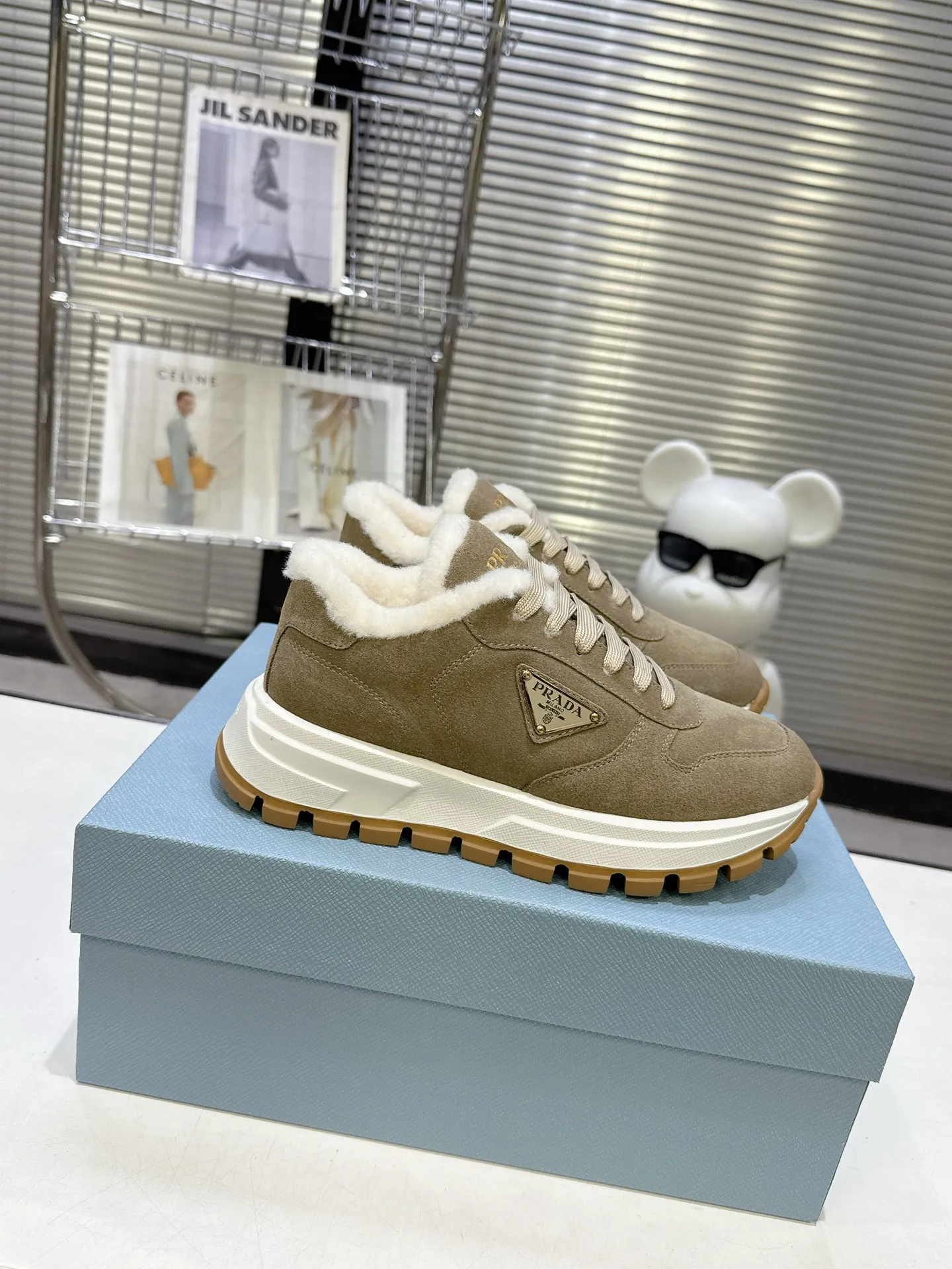 👟👟Ex-factory price 600👟👟 PRADA ²⁰²5 𝐬𝐬Prada’s new product comes with strength! ❣️Many Internet celebrities have the same style, fashionable and versatile nice items, original shoes are developed and purchased from Italian counters, and are reproduced 1:1 according to the original taste. This year’s theme is not to be defined, embodying texture through simplicity💛From thick-soled sneakers to zigzag short boots to 2025 flat shoes, everything reveals a sure-fire momentum... It combines gentleness and handsomeness, the finishing touch for women❤️ Wear-resistant and ultra-light two-color outsole. ⚛Size: Women's 35-40 ⚛Size: Men's 39-45 Original packaging accessories. ⚛
